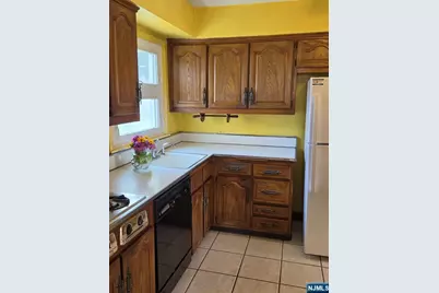 533 Sollas Court, Lyndhurst Township, NJ 07071 - Photo 3