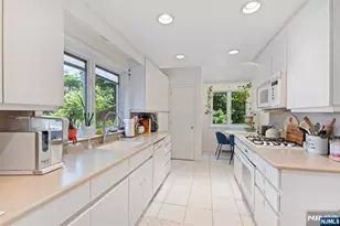 529 Wyndham Rd, Teaneck Township, NJ 07666 - Photo 15