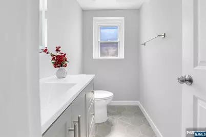 136 E Clinton Avenue, Bergenfield, NJ 07621 - Photo 23