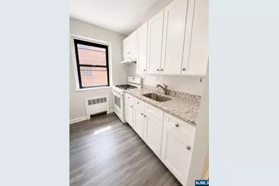 2339 Hudson Terrace D9 #D9, Fort Lee, NJ 07024 - Photo 5