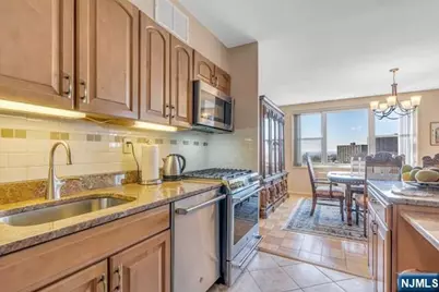 2000 Linwood Avenue 9J #9J, Fort Lee, NJ 07024 - Photo 3