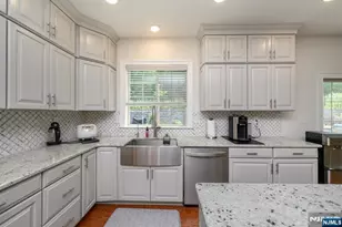 22 Hilltop Dr, Caldwell, NJ 07006 - Photo 9