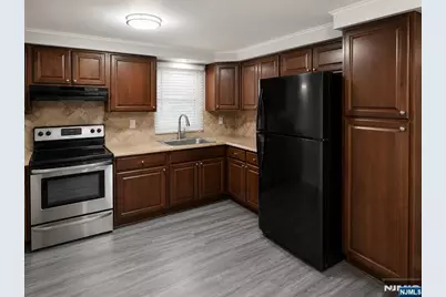 185 Oakwood Avenue 2 #2, Cliffside Park, NJ 07010 - Photo 3