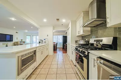 306 Smith Court R306 #R306, Edgewater, NJ 07020 - Photo 11