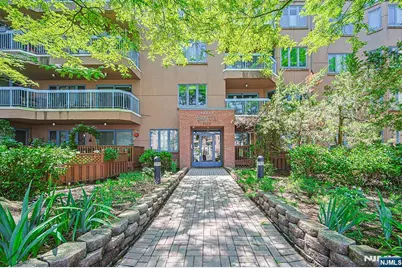 306 Smith Court R306 #R306, Edgewater, NJ 07020 - Photo 3