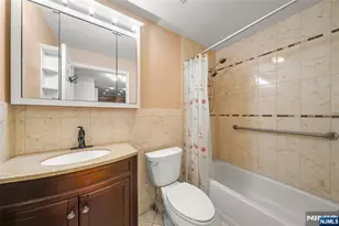 303 Ellery Ct 303, Edgewater, NJ 07020 - Photo 13