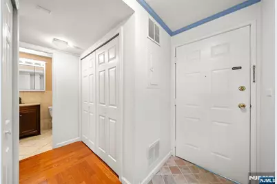 303 Ellery Court 303 #303, Edgewater, NJ 07020 - Photo 9
