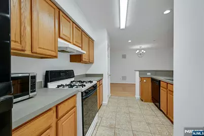 189 Forest 213 #213, Paramus, NJ 07652 - Photo 5