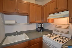 5 Roosevelt Pl 5C, Montclair, NJ 07042 - Photo 3