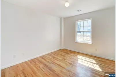 627 Hunterdon Street, Newark, NJ 07108 - Photo 9