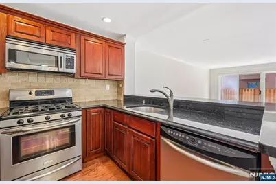 302 Chase Court 302 #302, Edgewater, NJ 07020 - Photo 9