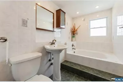 150 Pleasant Avenue, Bergenfield, NJ 07621 - Photo 15
