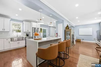 301 Roosevelt Avenue, Hasbrouck Heights, NJ 07604 - Photo 7