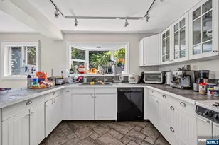 8 Old Wood Rd, Edgewater, NJ 07020 - Photo 9