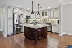 208 Shearwater Ct 15, Jersey City, NJ 07305 - Photo 5
