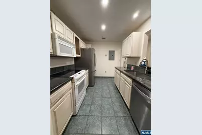 18 Garden Place 242 #242, Edgewater, NJ 07020 - Photo 5