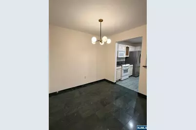 18 Garden Place 242 #242, Edgewater, NJ 07020 - Photo 3