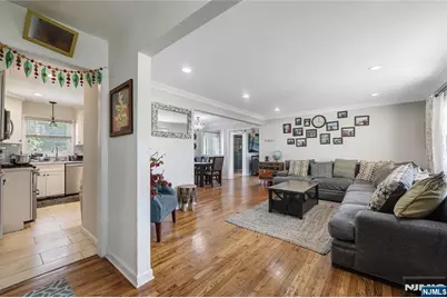 122 Village Circle West, Paramus, NJ 07652 - Photo 11