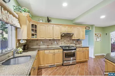 292 Gorden Drive, Paramus, NJ 07652 - Photo 11