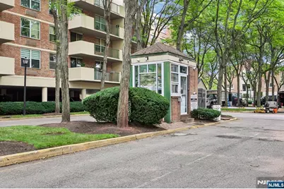 200 Grand Cove Way 2D #2D, Edgewater, NJ 07020 - Photo 3