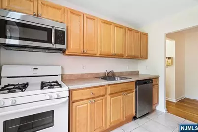 2320 Linwood Avenue 3F #3F, Fort Lee, NJ 07024 - Photo 5