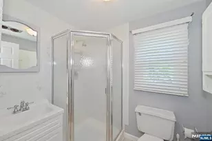95 Knollwood Dr, Paramus, NJ 07652 - Photo 23