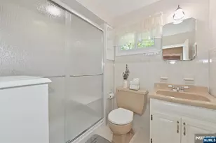 95 Knollwood Dr, Paramus, NJ 07652 - Photo 11