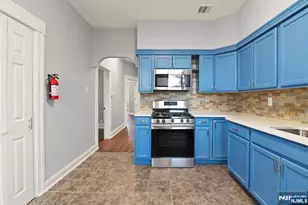 149 Wegman Pkwy, Jersey City, NJ 07305 - Photo 17