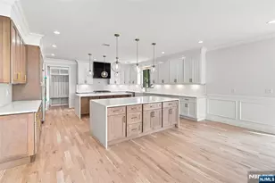 295 Georgian Dr, Paramus, NJ 07652 - Photo 9