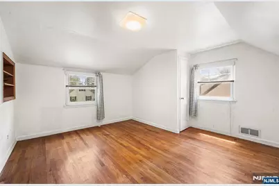 10 Greenwich Street, Bergenfield, NJ 07621 - Photo 17