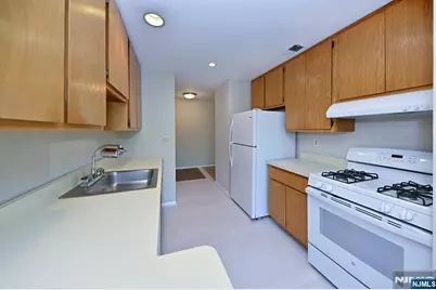 204 Indian Hollow 204 #204, Mahwah, NJ 07430 - Photo 3
