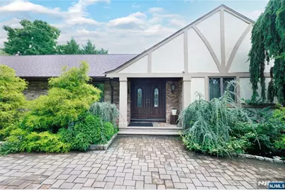 806 Stella Court, Paramus, NJ 07652 - Photo 5
