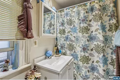 220 Garfield Avenue, Jersey City, NJ 07305 - Photo 15