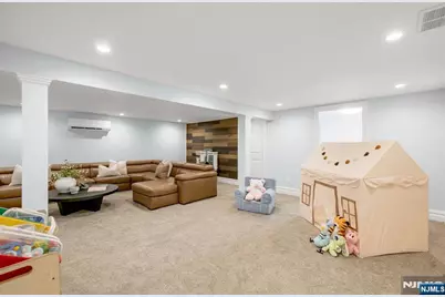 425 Clinton Avenue, Wyckoff Township, NJ 07481 - Photo 37