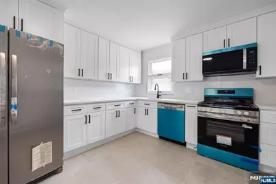 102 Gall Court, Elmwood Park, NJ 07407 - Photo 5