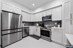 516 Windsor Dr, Palisades Park, NJ 07650 - Photo 7