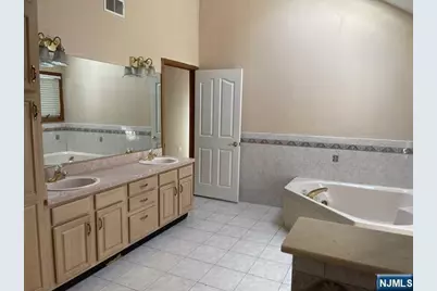 305 Cardinal Place, Paramus, NJ 07652 - Photo 23