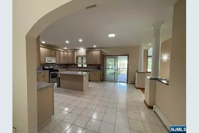 305 Cardinal Place, Paramus, NJ 07652 - Photo 13