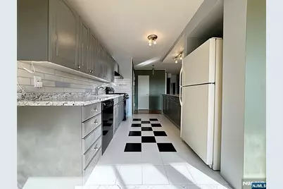 2185 Lemoine 8M #8M, Fort Lee, NJ 07024 - Photo 25