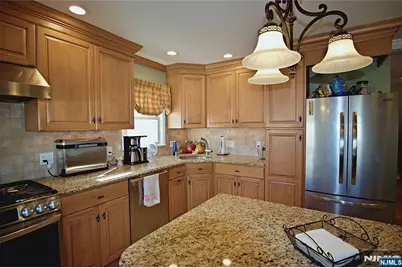 226 Irving Place, Lyndhurst Township, NJ 07071 - Photo 15
