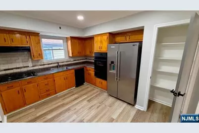 716 Jefferson Avenue Apt 2 #Apt 2, Cliffside Park, NJ 07010 - Photo 3