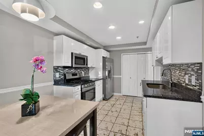 304 Smith Court 304 #304, Edgewater, NJ 07020 - Photo 5
