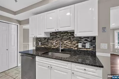 304 Smith Court 304 #304, Edgewater, NJ 07020 - Photo 7