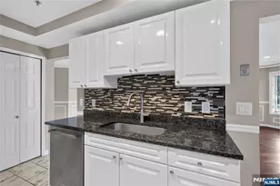 304 Smith Ct 304, Edgewater, NJ 07020 - Photo 7