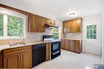 557 Monroe Court, River Edge, NJ 07661 - Photo 9