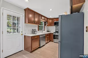 27 Grayson Pl, Teaneck Township, NJ 07666 - Photo 3