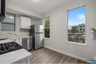 292 Claremont Avenue 2nd Floor #2nd floor, Jersey City, NJ 07305 - Photo 3