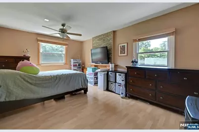 340 Graphic, New Milford, NJ 07646 - Photo 37