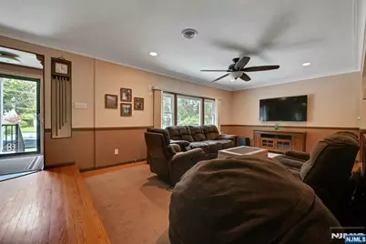 340 Graphic, New Milford, NJ 07646 - Photo 5