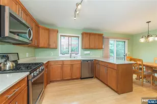 45 Sampson Street 11, Saddle Brook Township, NJ 07663 - Photo 5
